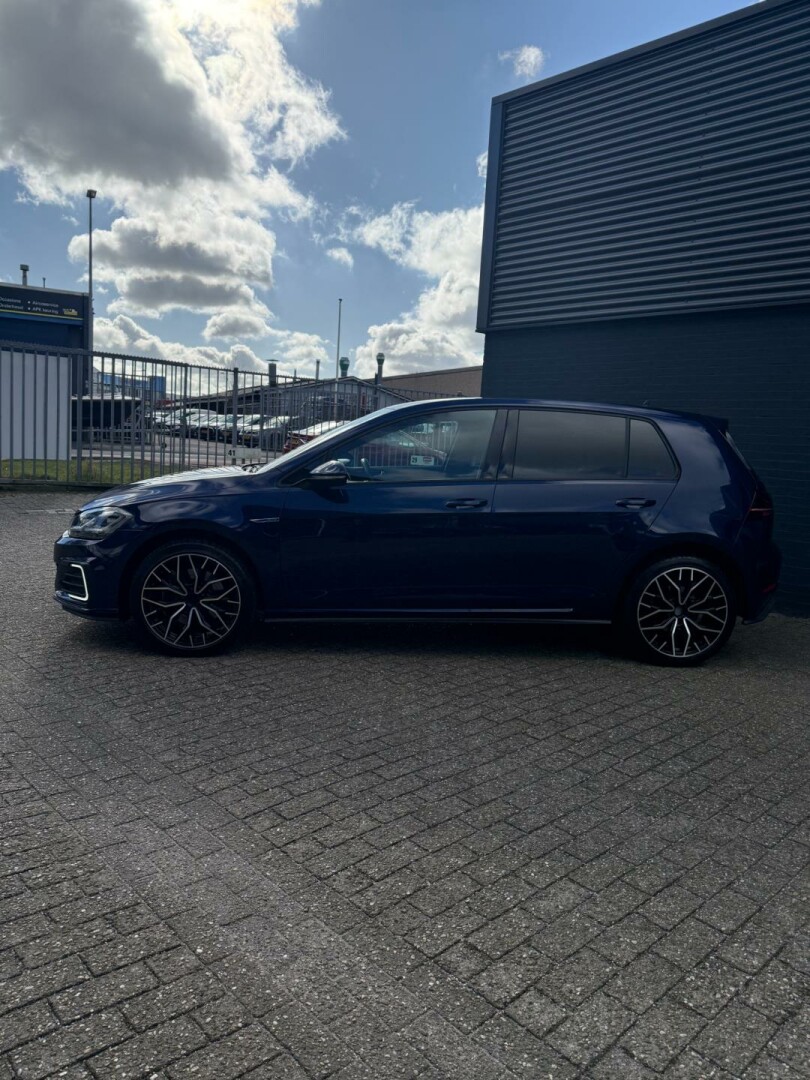 Volkswagen-Golf-2